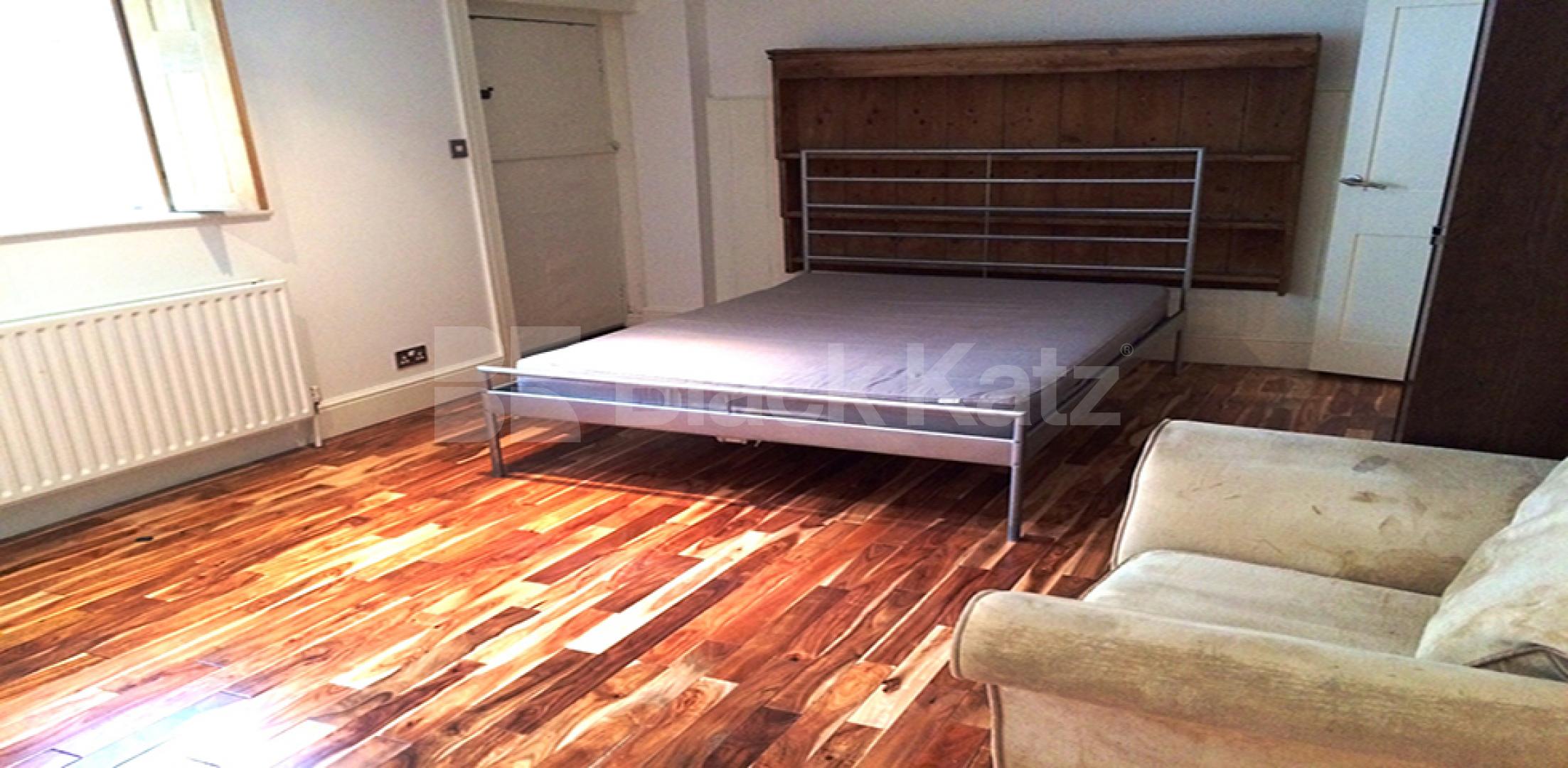 			LET , Studio Apartment, 1 bath, 1 reception Studio			 Surrey Square, Elephant & Castle